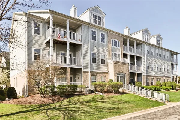$297,900 | 1299 West Lake Street, Unit 306, Addison, IL 60101