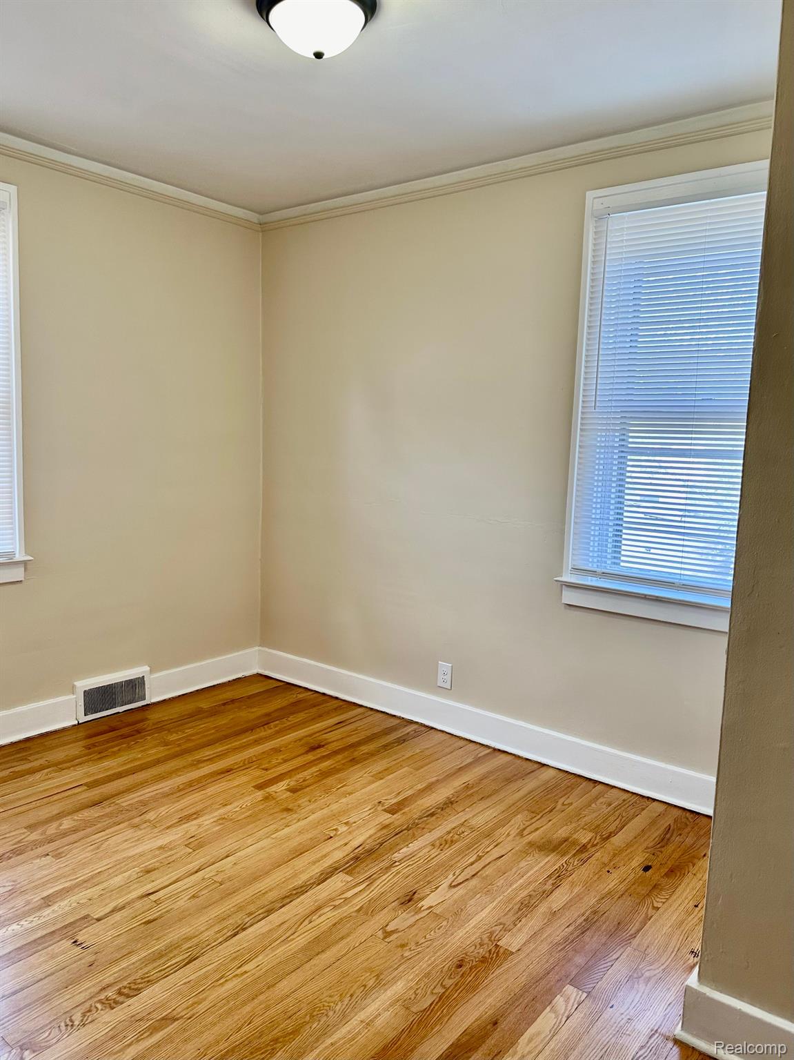 982 Nottingham Road Grosse Pointe, MI 48230 - Photo 11 of 18 984 unit 3 - Upper