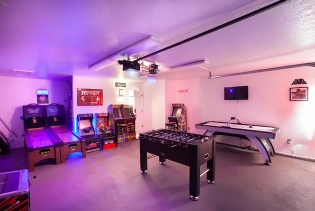 a view of a livingroom with furniture