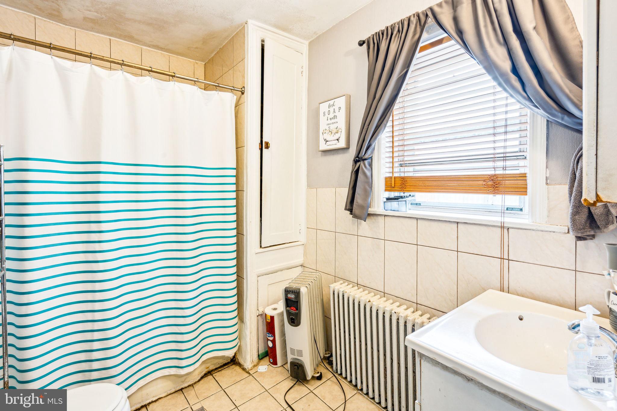 129 Gay Street, Unit 1 Philadelphia, PA 19127 - Photo 14 of 23 a bathroom with a sink and a bathtub