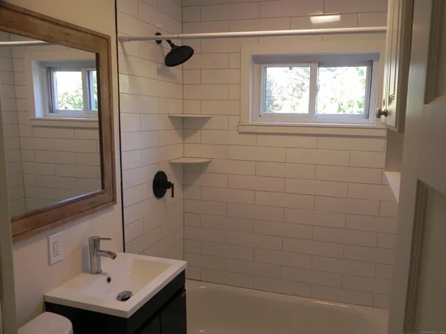 $3,000 | 186 Grasmere Avenue, Unit 1, Fairfield, CT 06824