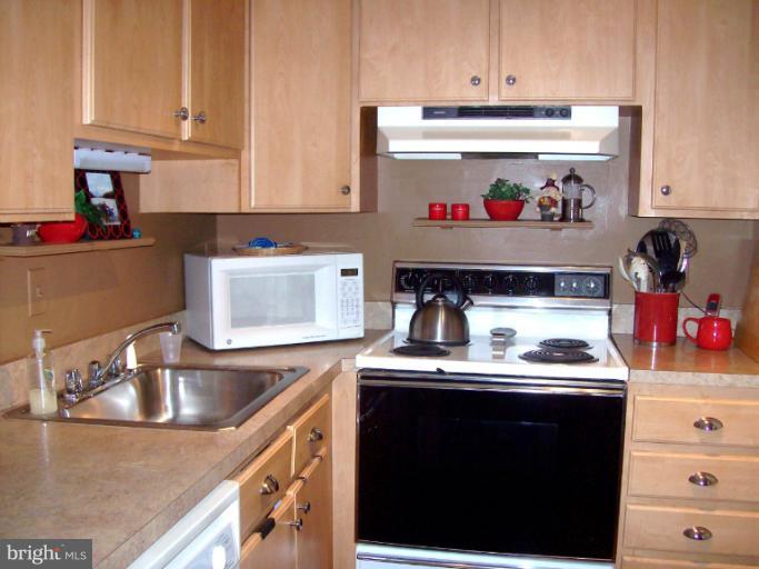 17801 Buehler Road, Unit 108 Olney, MD 20832 - Photo 9 of 30 Kitchen