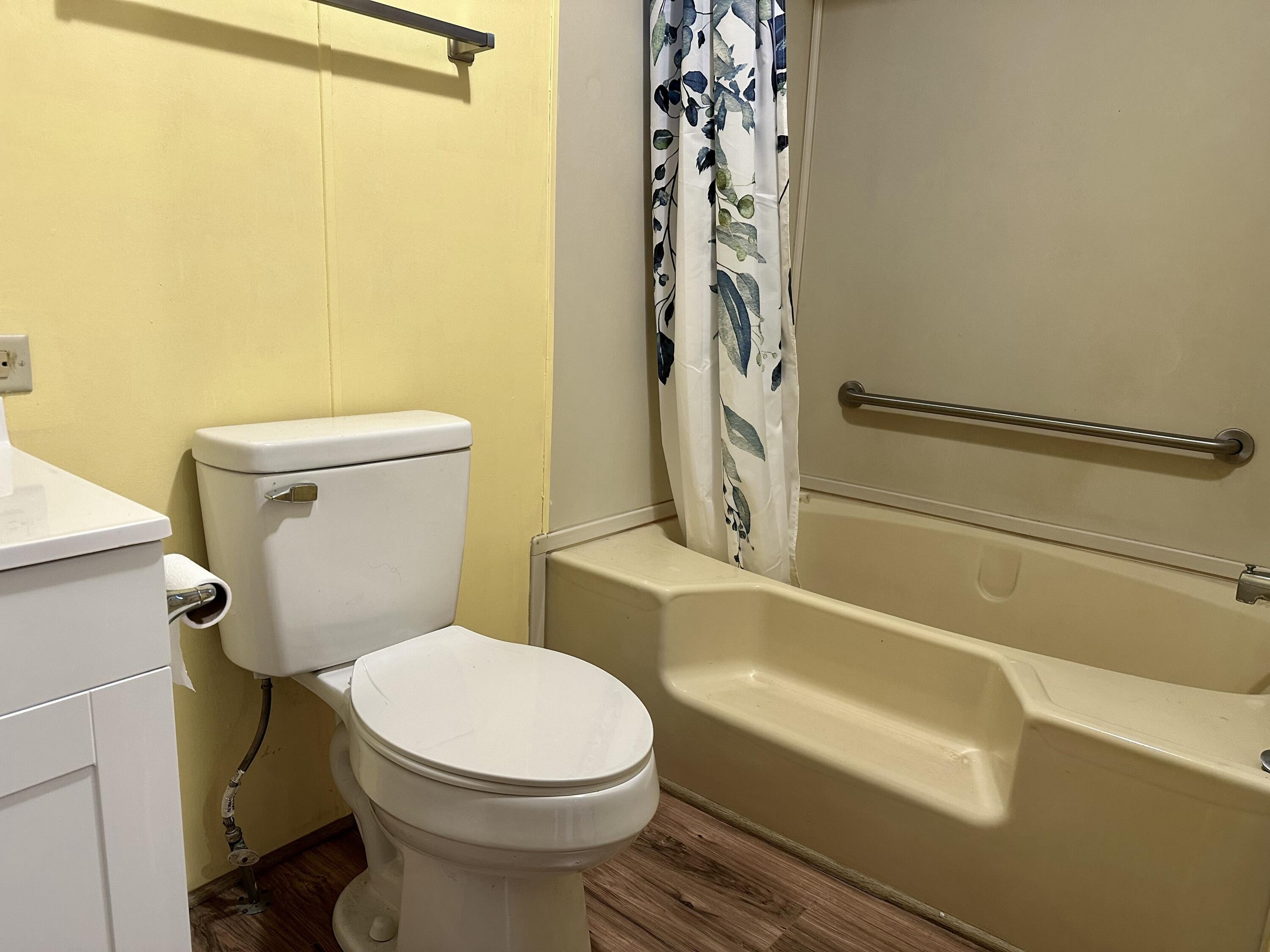 60083 Navajo Road Bend, OR 97702 - Photo 15 of 20 Primary ensuite bath with a large soaking tub