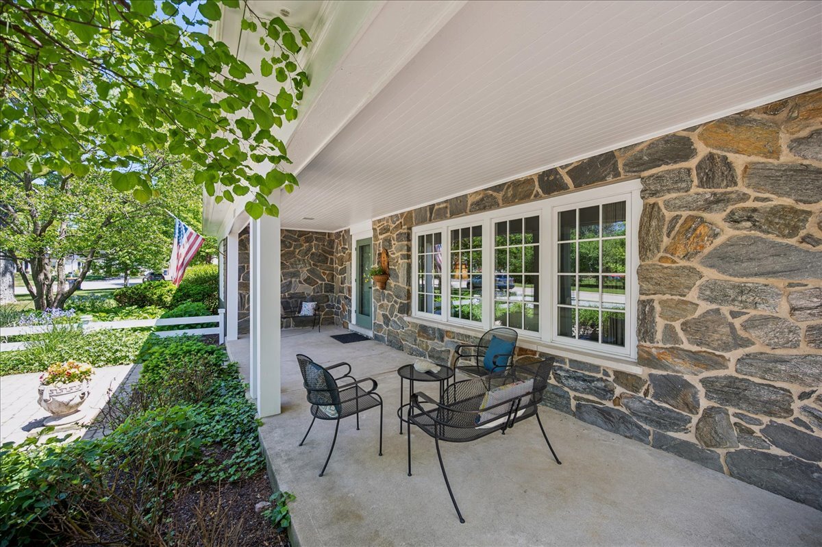 253 Summerfield Road Northbrook, IL 60062 - Photo 6 of 46 a building outdoor space with patio furniture and garden