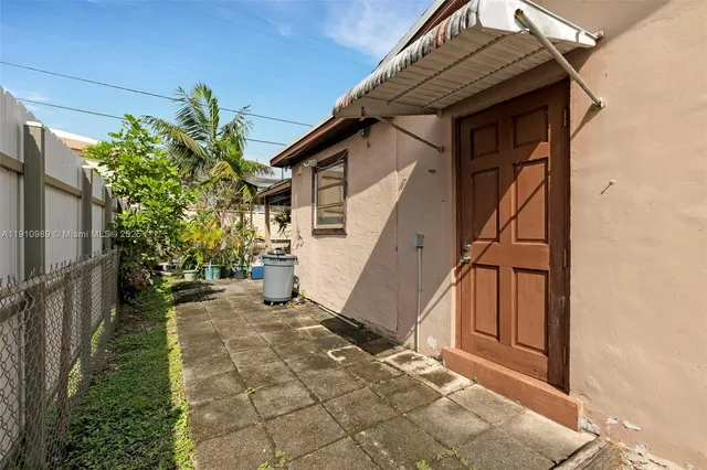 a view of a house with backyard and garden