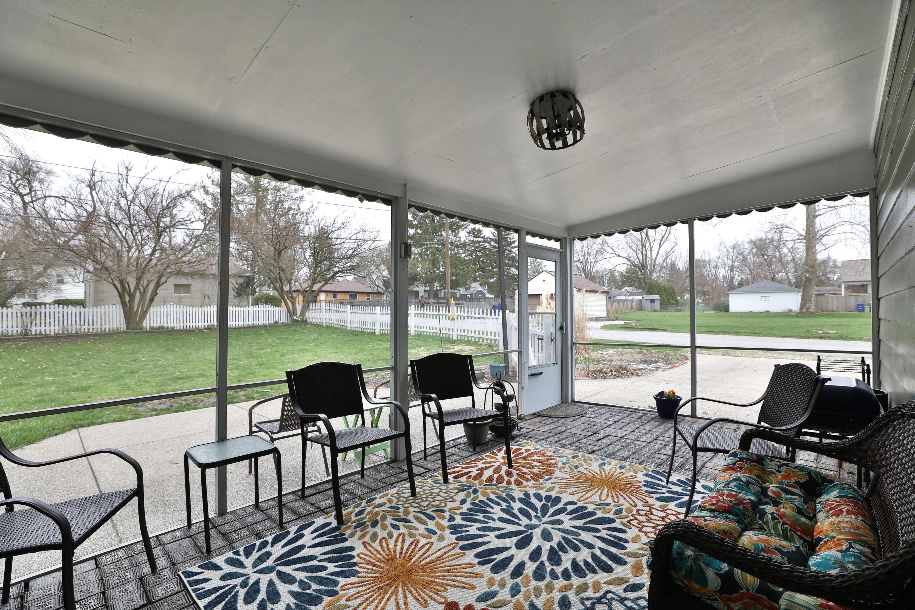 390 East Beaumont Road Columbus, OH 43214 - Photo 47 of 52 Screened-in porch