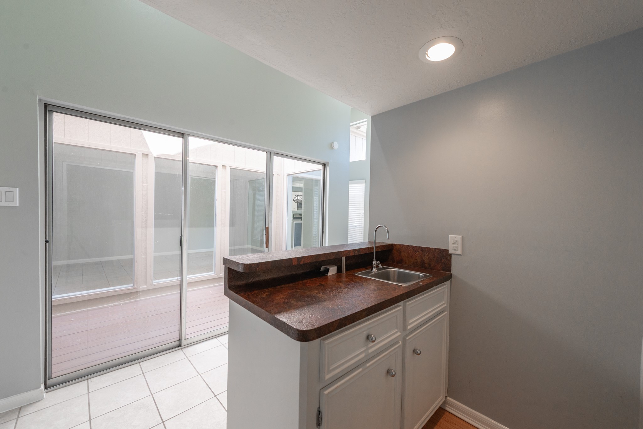 1022 White Sands Road Katy, TX 77450 - Photo 21 of 27 Wet bar.