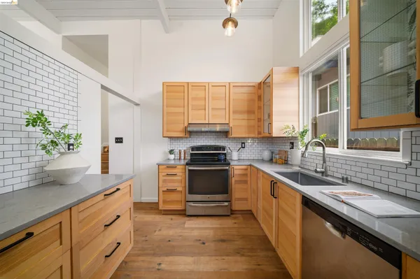 $1,295,000 | 6406 Oakwood Drive, Oakland, CA 94611