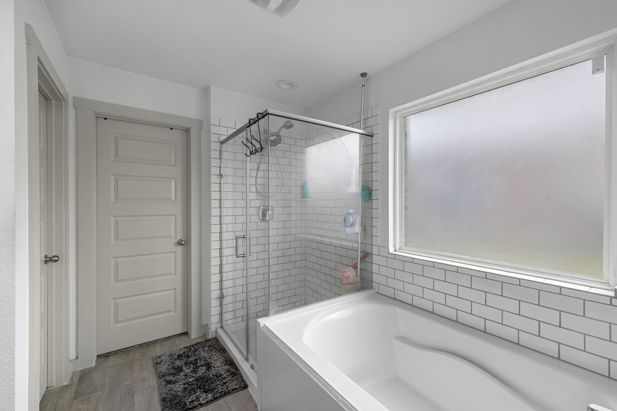 826 Green Clover Lane Rosharon, TX 77583 - Photo 15 of 33 Primary bathroom.