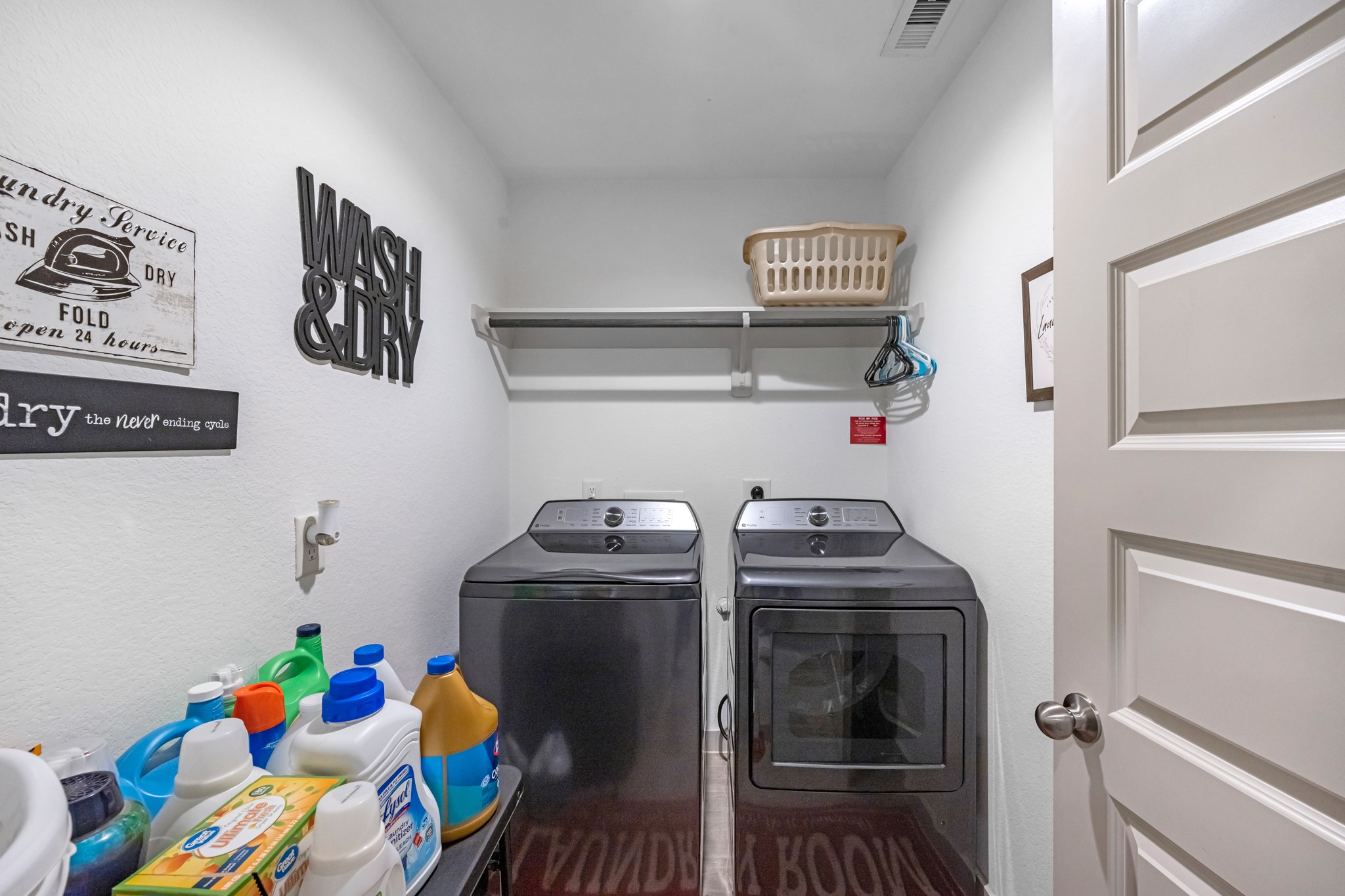 826 Green Clover Lane Rosharon, TX 77583 - Photo 21 of 33 Laundry room.