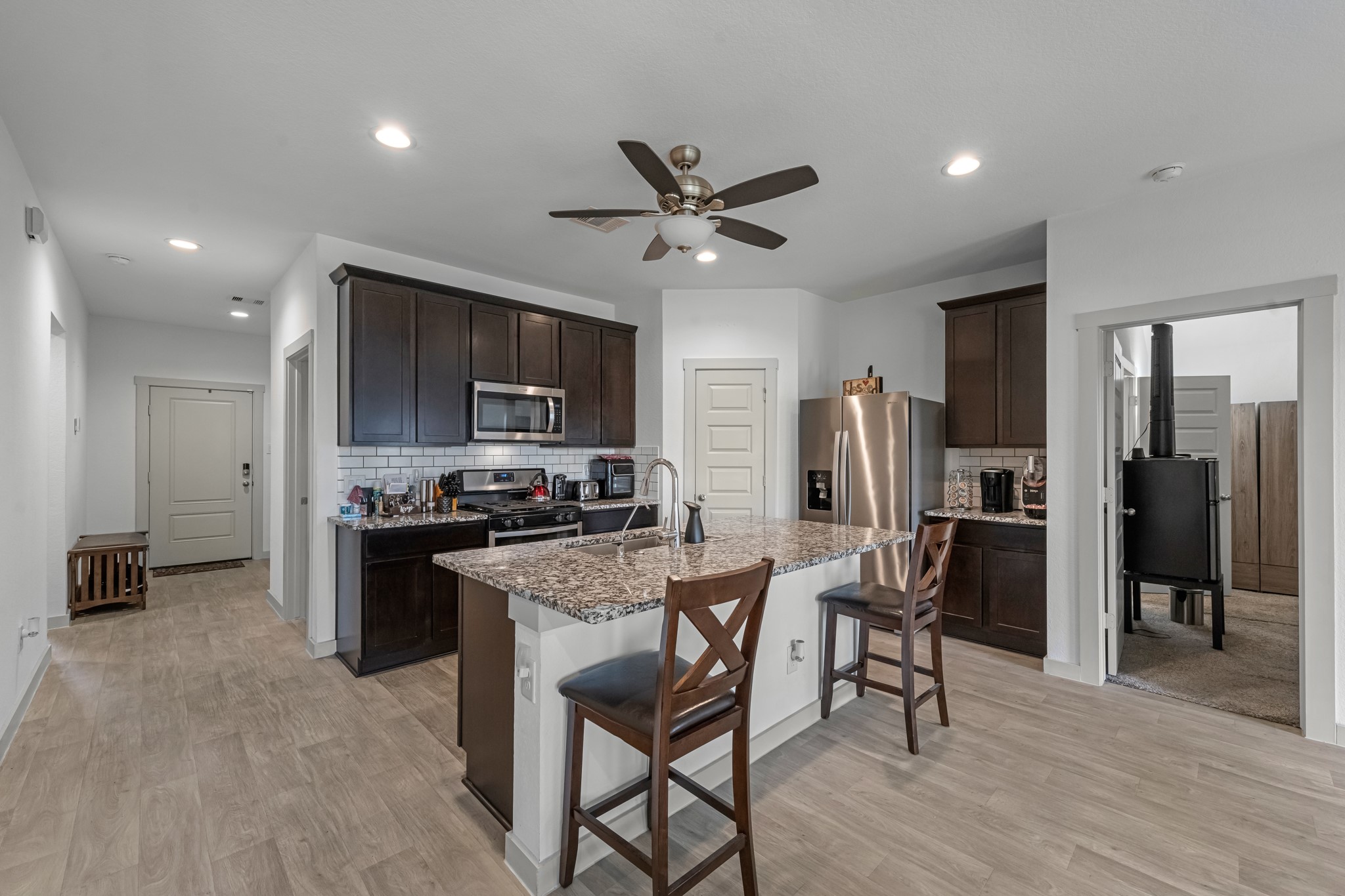 826 Green Clover Lane Rosharon, TX 77583 - Photo 4 of 33 Kitchen views.