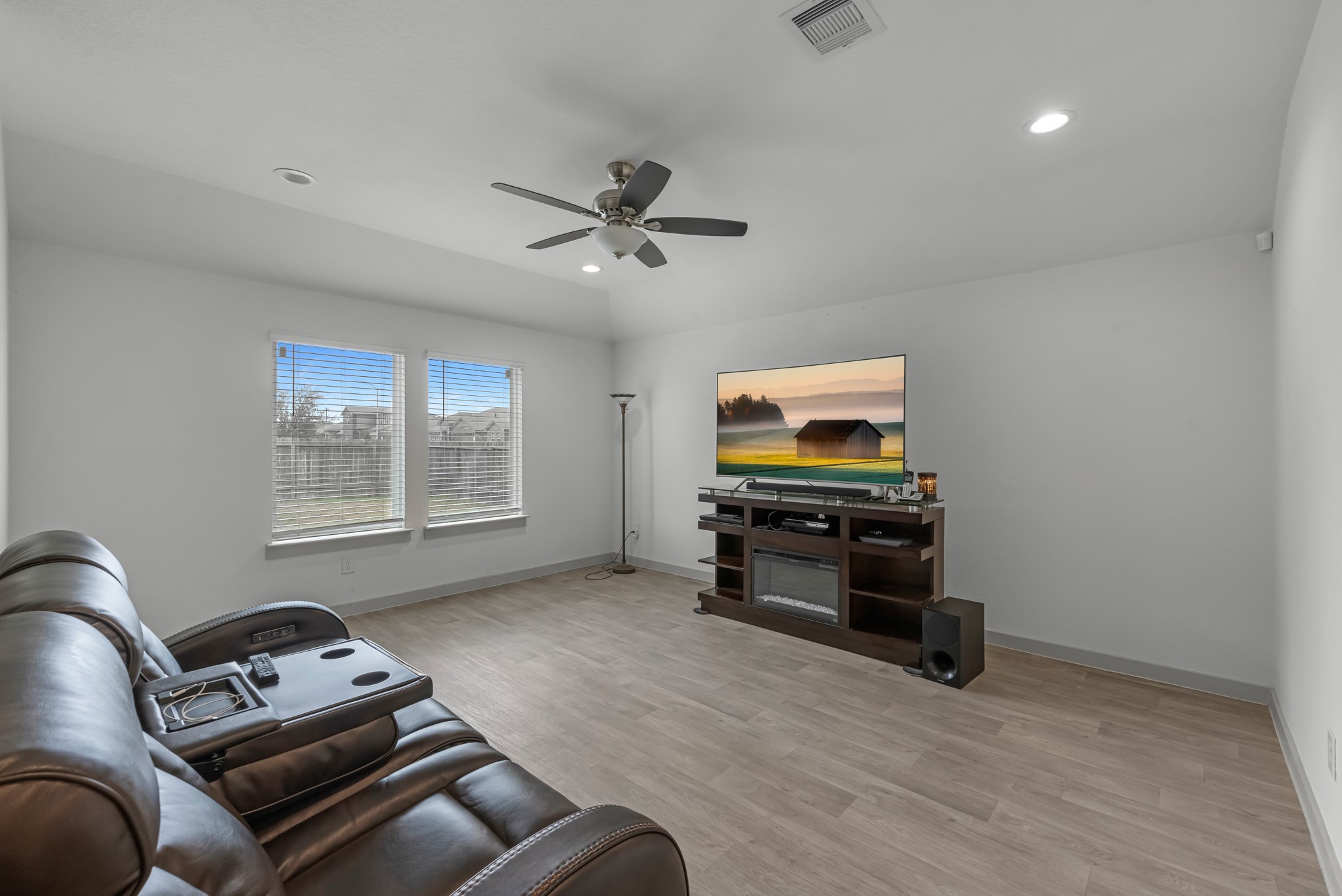 826 Green Clover Lane Rosharon, TX 77583 - Photo 5 of 33 Living room.