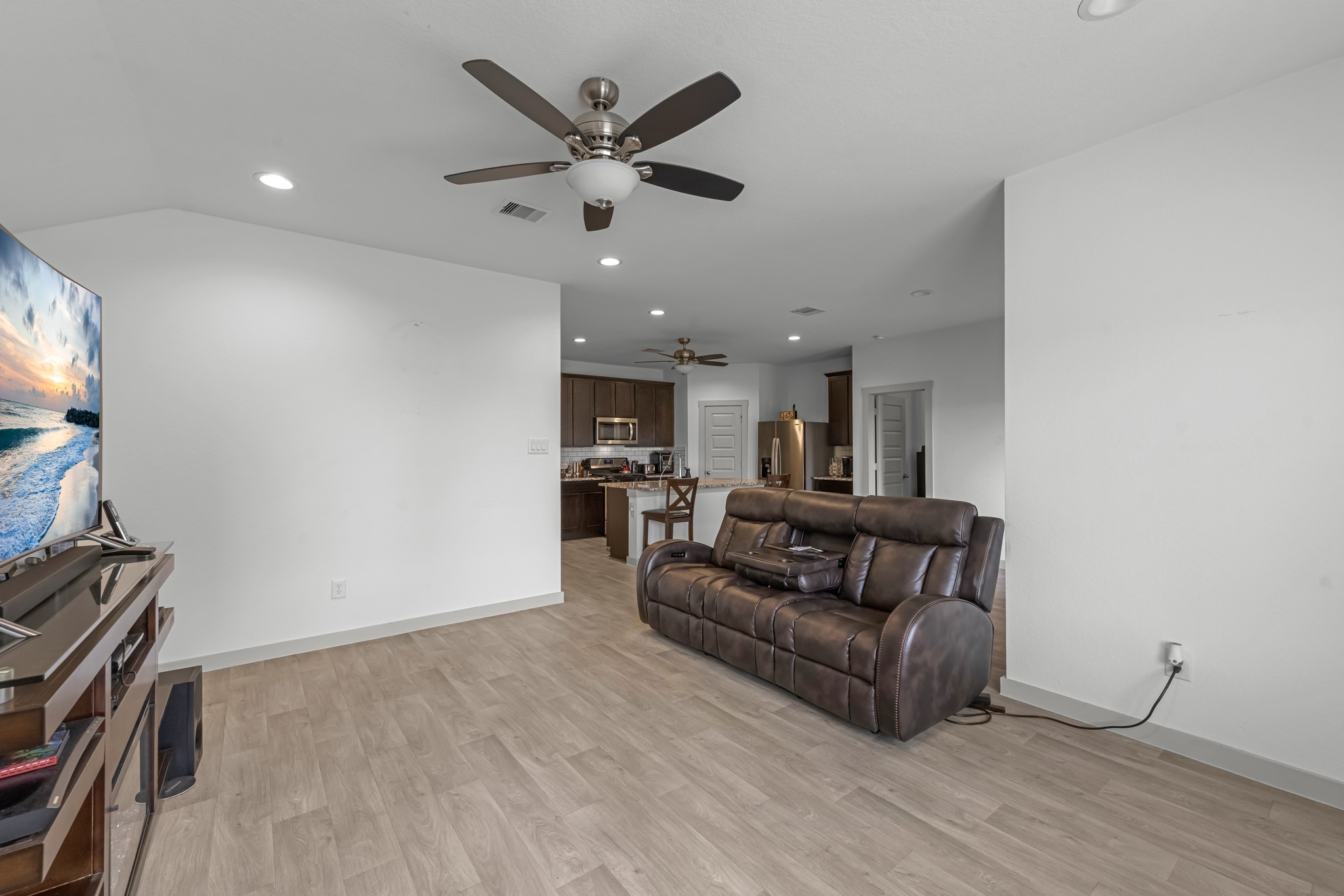 826 Green Clover Lane Rosharon, TX 77583 - Photo 7 of 33 Living room.