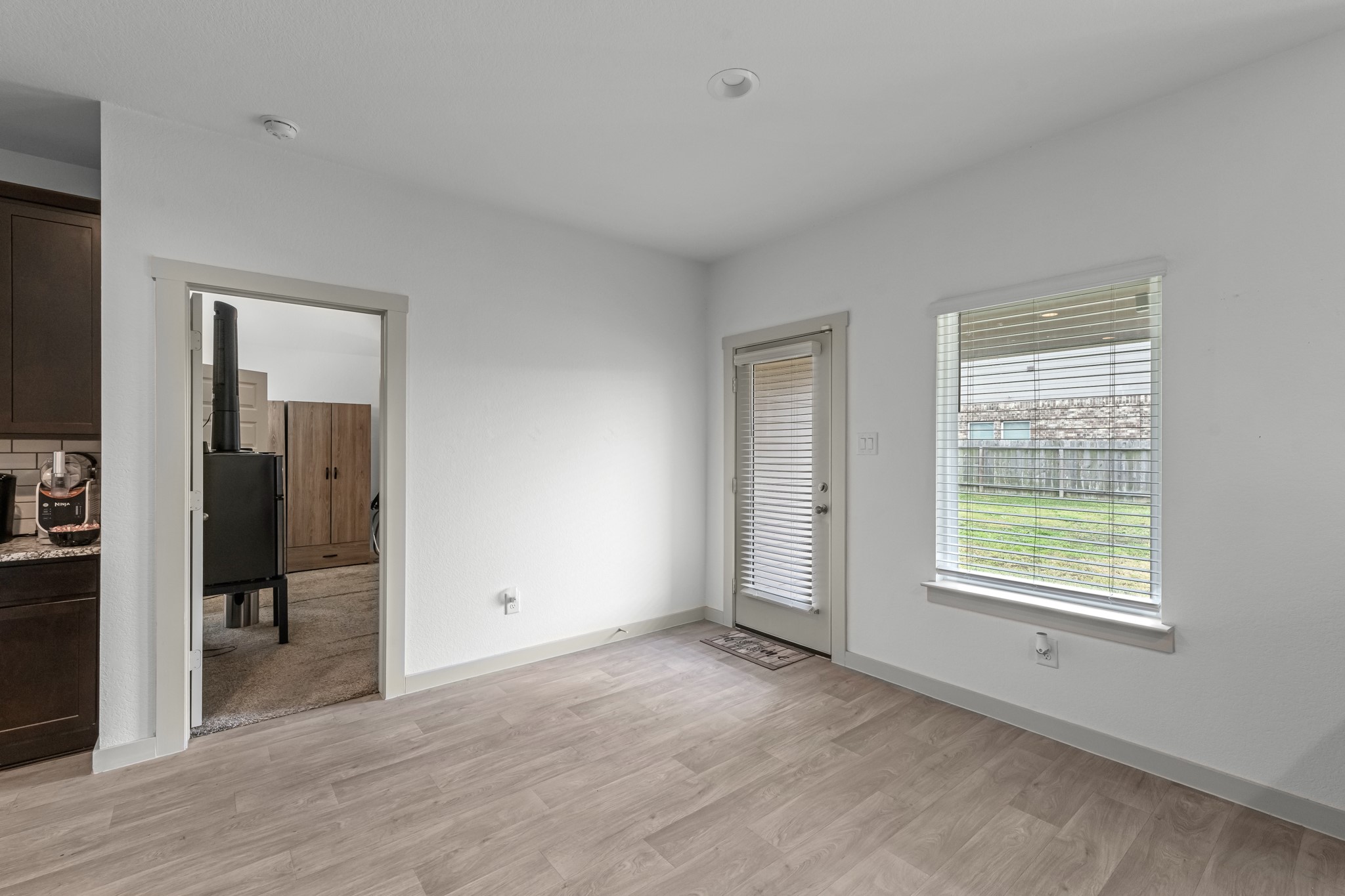 826 Green Clover Lane Rosharon, TX 77583 - Photo 9 of 33 Eat-in.