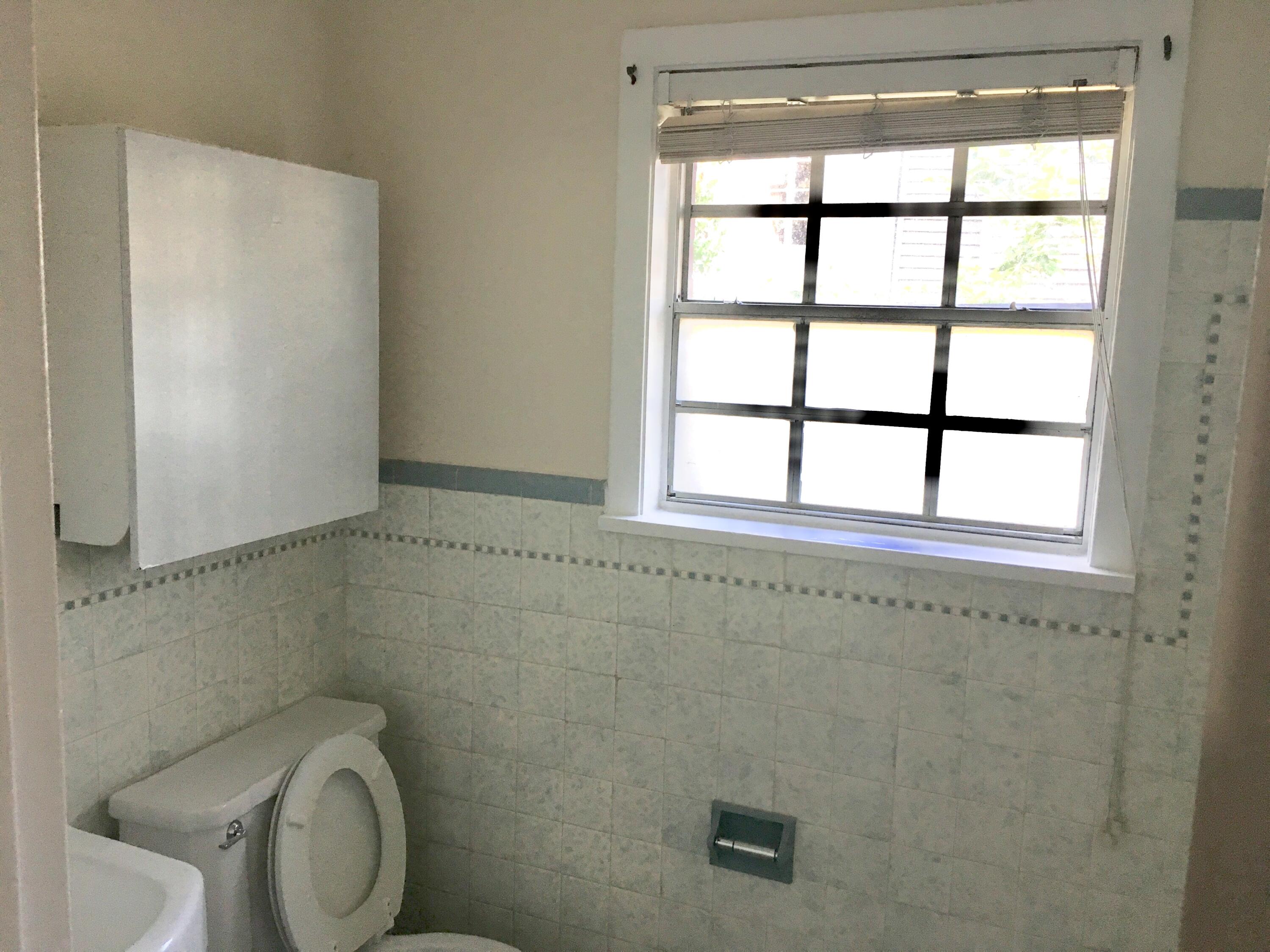 173 Rutledge Avenue, Unit F Charleston, SC 29403 - Photo 9 of 13 2nd Fl. Bath TBTS