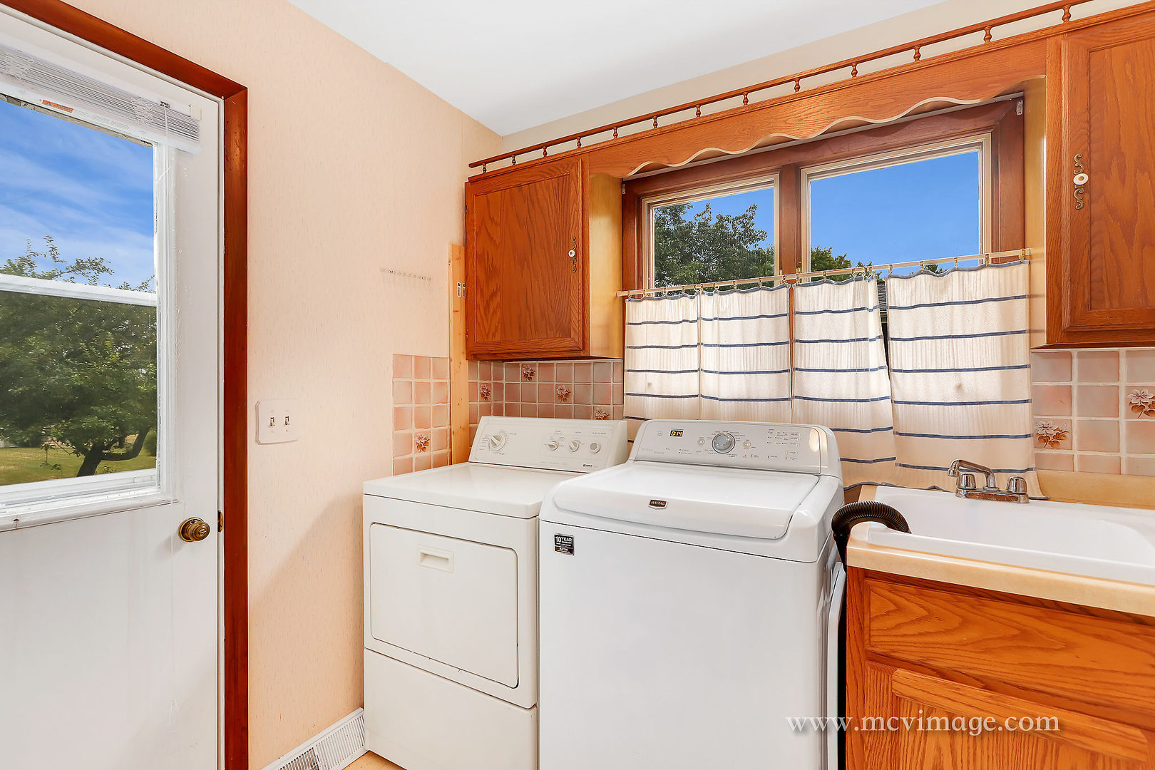 359 High Road Cary, IL 60013 - Photo 16 of 32 a utility room with dryer and washer
