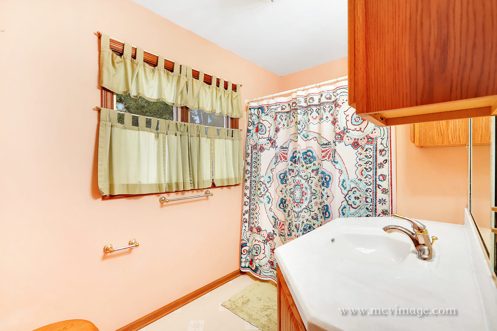 359 High Road Cary, IL 60013 - Photo 19 of 32 a bathroom with a bathtub and shower