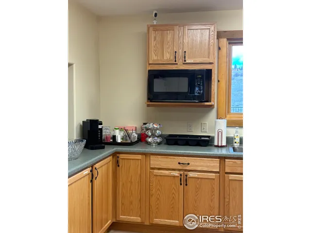 a view of a livingroom with furniture and a ceiling fan