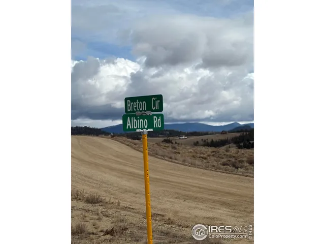 a sign board with parking in it