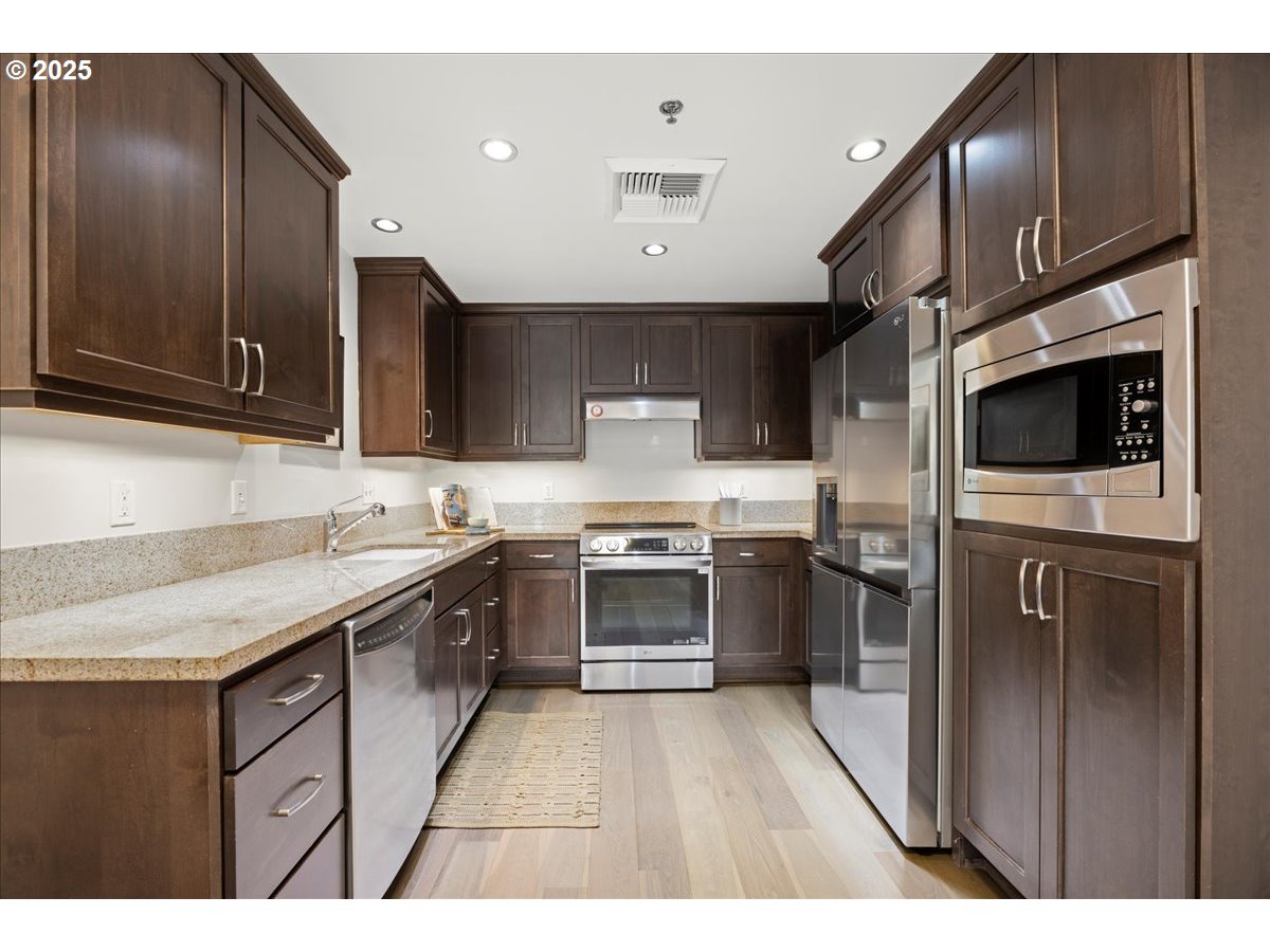 2454 Northwest Westover Road, Unit 203 Portland, OR 97210 - Photo 5 of 18 Gallery Image 5