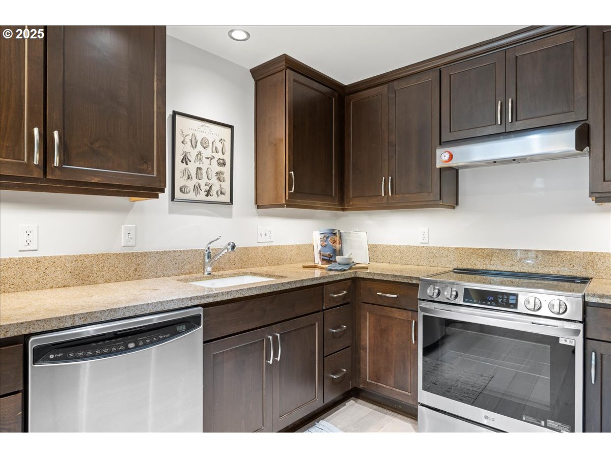 2454 Northwest Westover Road, Unit 203 Portland, OR 97210 - Photo 6 of 18 Gallery Image 6