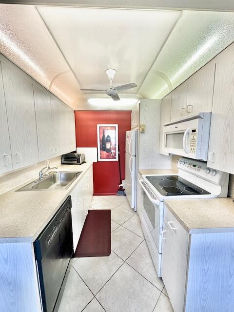 2078 Guildford East Boca Raton, FL 33434 - Photo 2 of 35 Kitchen