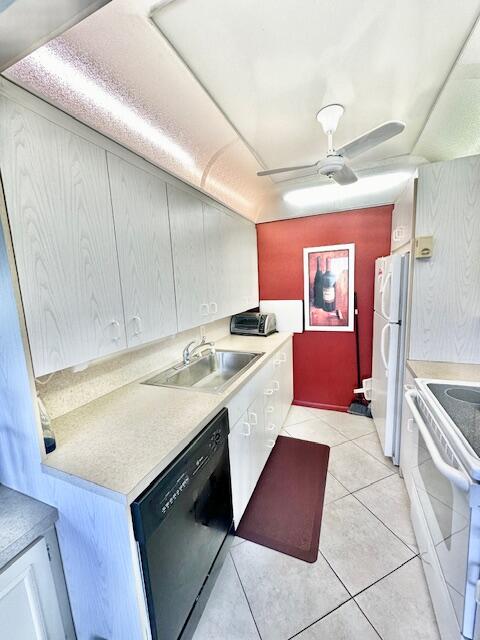 2078 Guildford East Boca Raton, FL 33434 - Photo 4 of 35 Kitchen