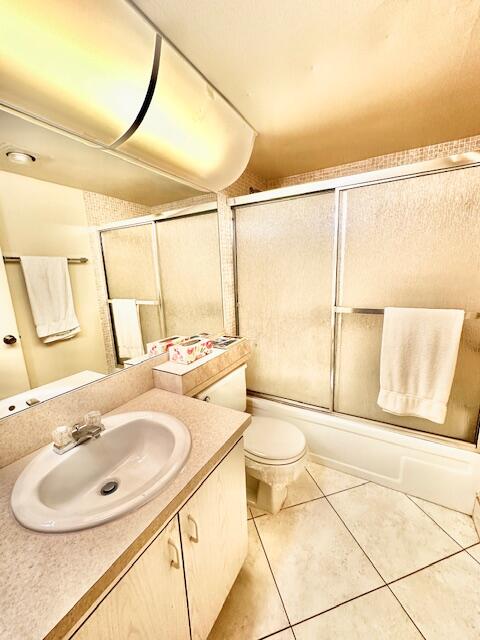 2078 Guildford East Boca Raton, FL 33434 - Photo 9 of 35 Main Bathroom