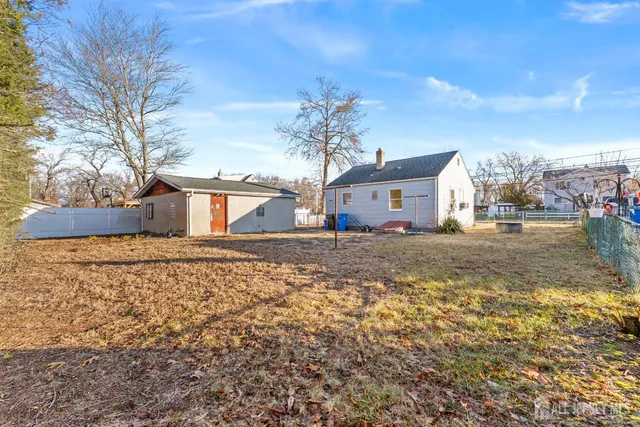 a view of a house with backyard and windows