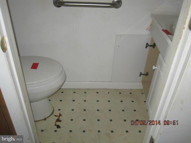 303 Allendale Street Baltimore, MD 21229 - Photo 4 of 14 Bath
