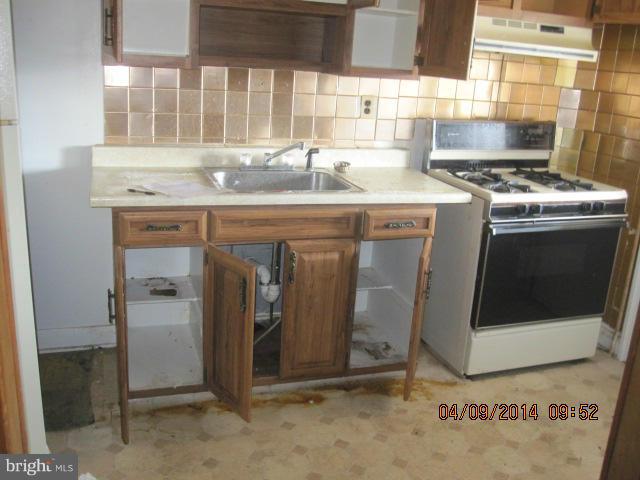 303 Allendale Street Baltimore, MD 21229 - Photo 5 of 14 Kitchen