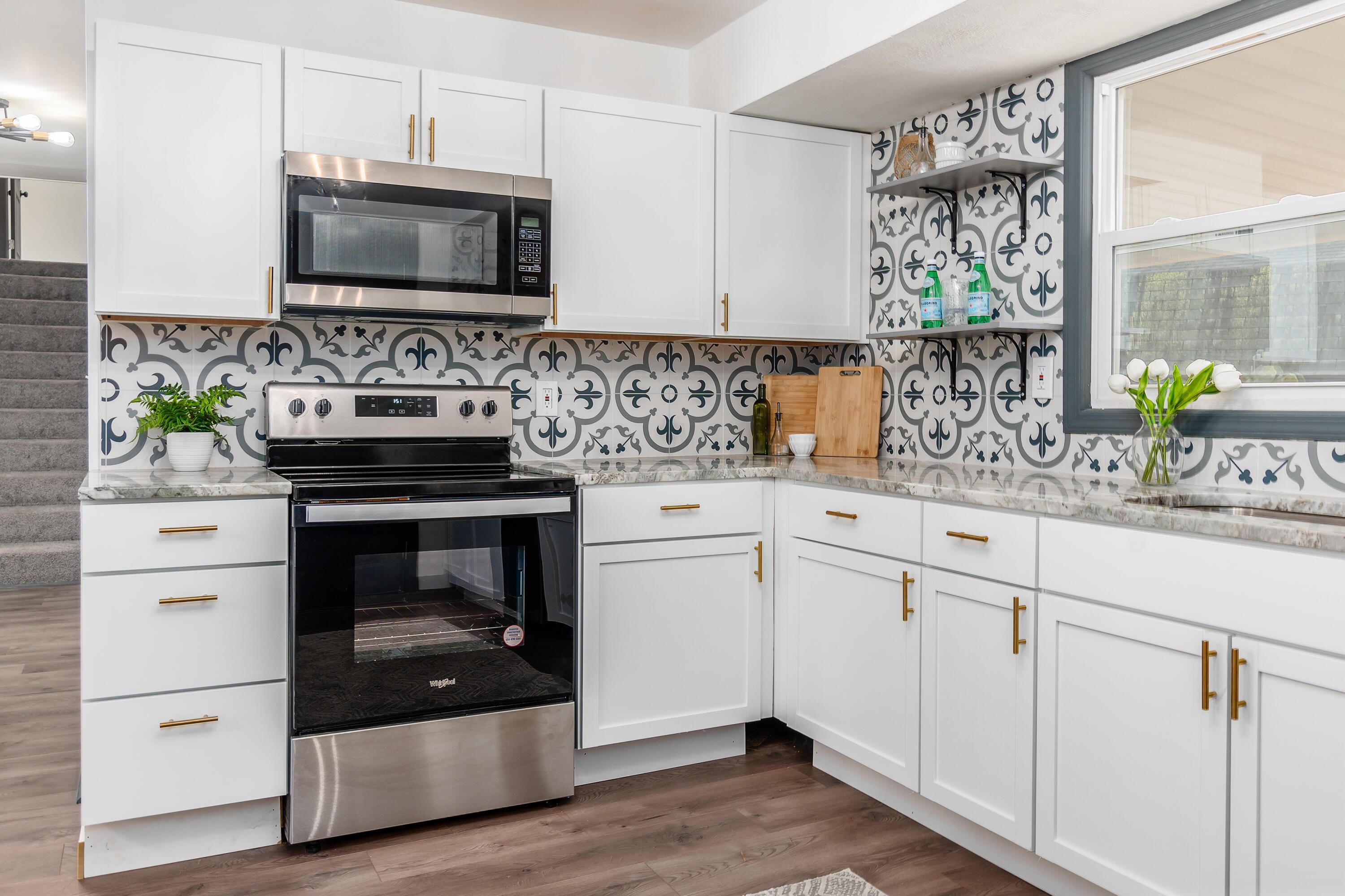 687 Colton Road Columbus, OH 43207 - Photo 13 of 53 Kitchen S/S Stove & Microwave
