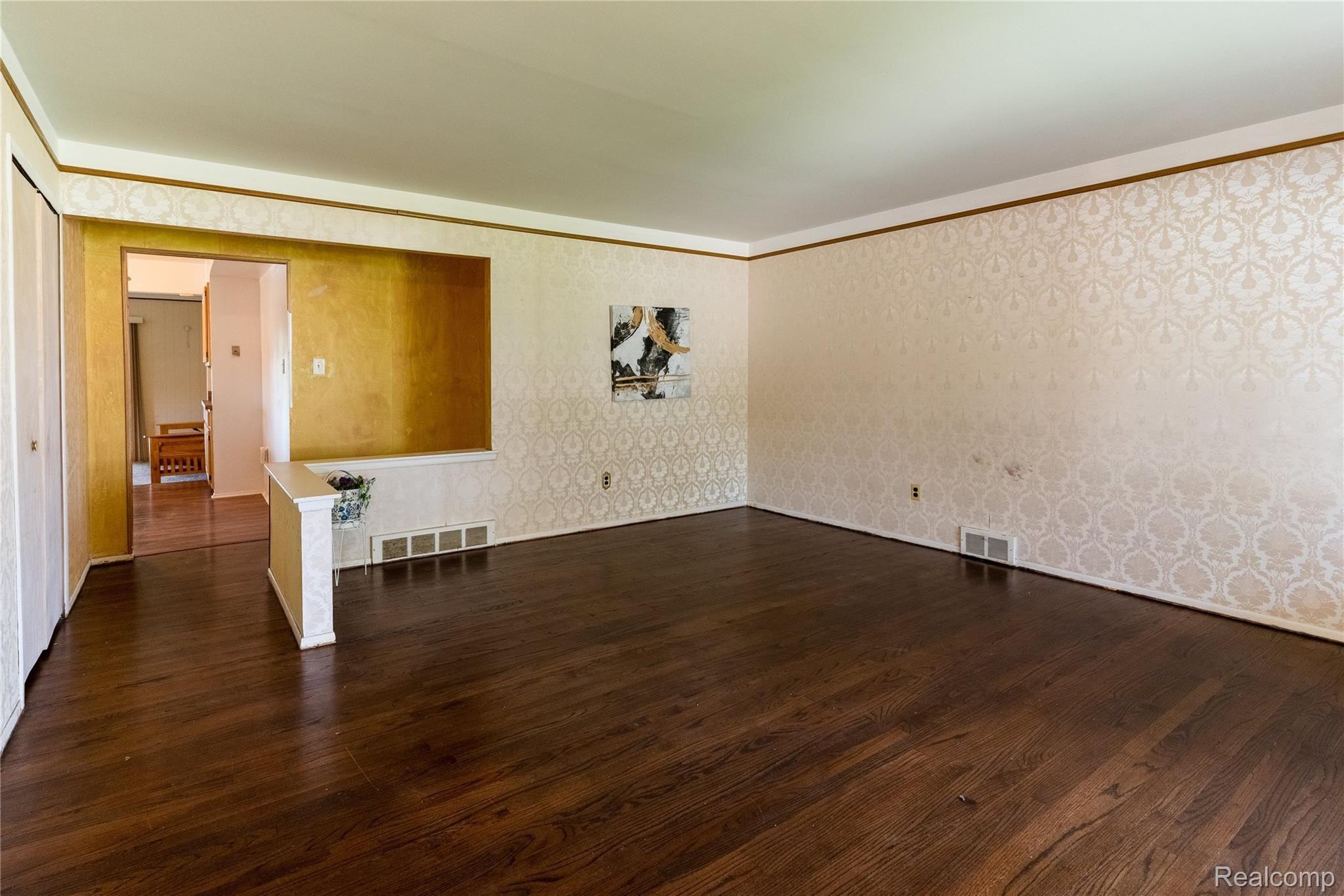 13528 Martin Road Warren, MI 48088 - Photo 4 of 22 RRP04886-HDR-min.jpg