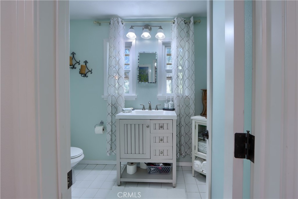 5641 Darrah Road Mariposa, CA 95338 - Photo 29 of 58 a bathroom with a sink a toilet and shower