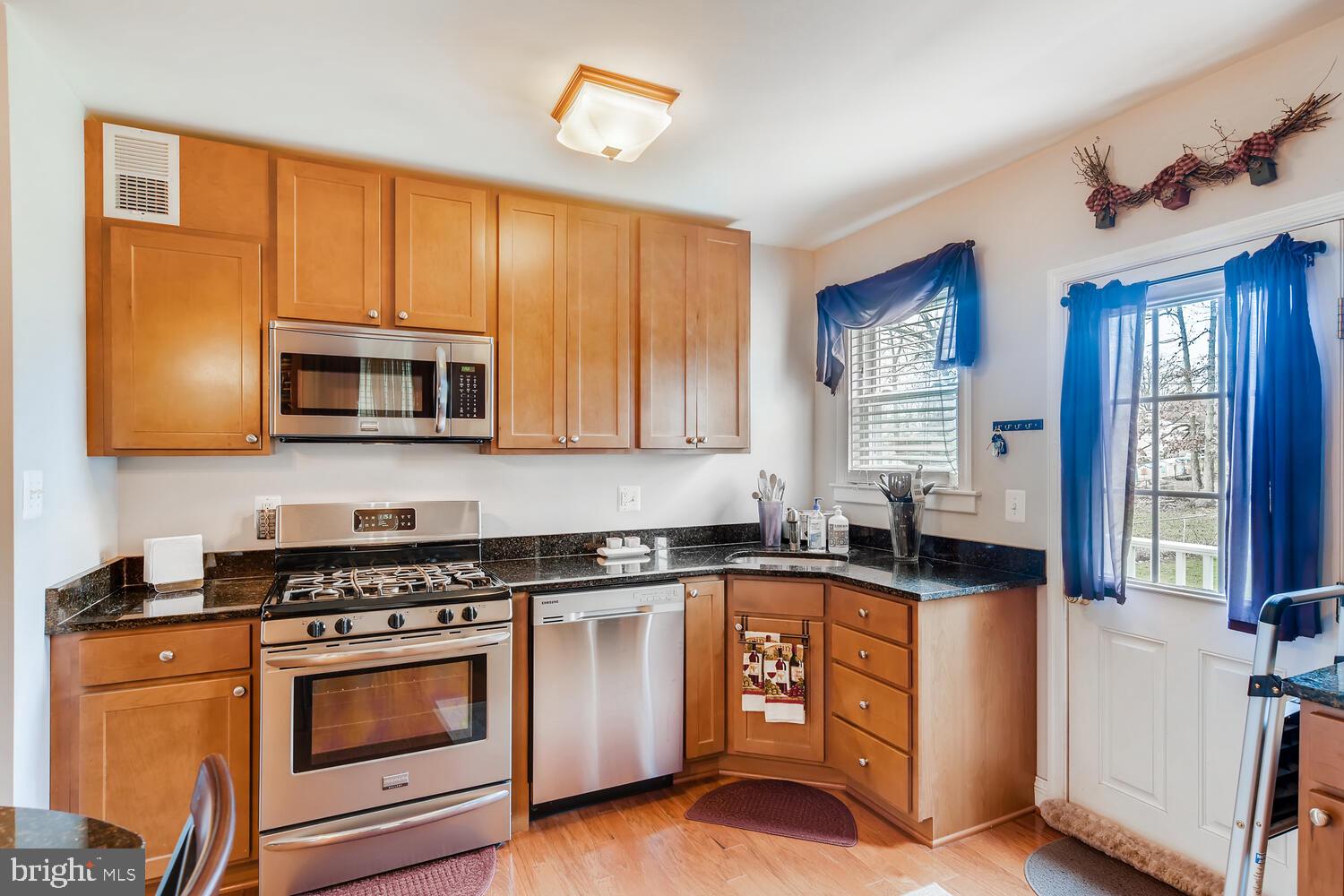 8124 Ridgely Oak Road Baltimore, MD 21234 - Photo 8 of 31