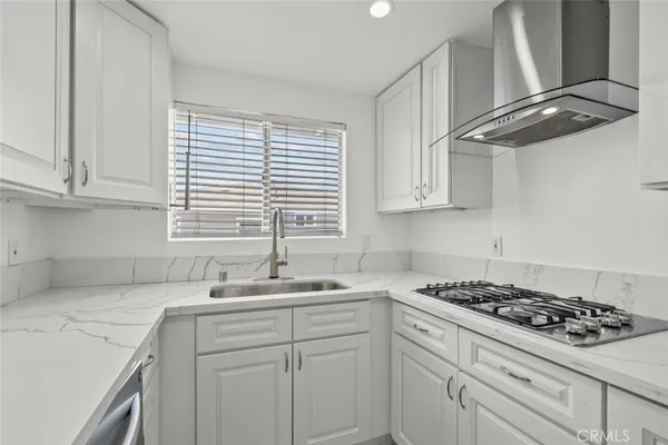 $2,500 | 28121 Robin Avenue, Unit 136, Saugus, CA 91350