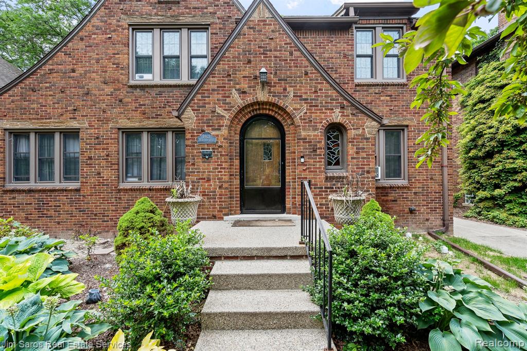 1421 Yorkshire Road Grosse Pointe, MI 48230 - Photo 2 of 29