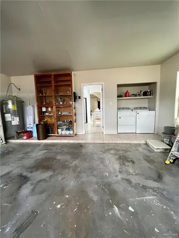 a view of a livingroom with closet