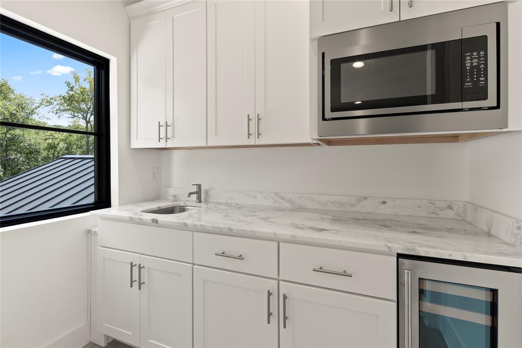 111 Sun Valley Mabank, TX 75147 - Photo 20 of 40 Wet Bar with sink, fridge, and microwave.