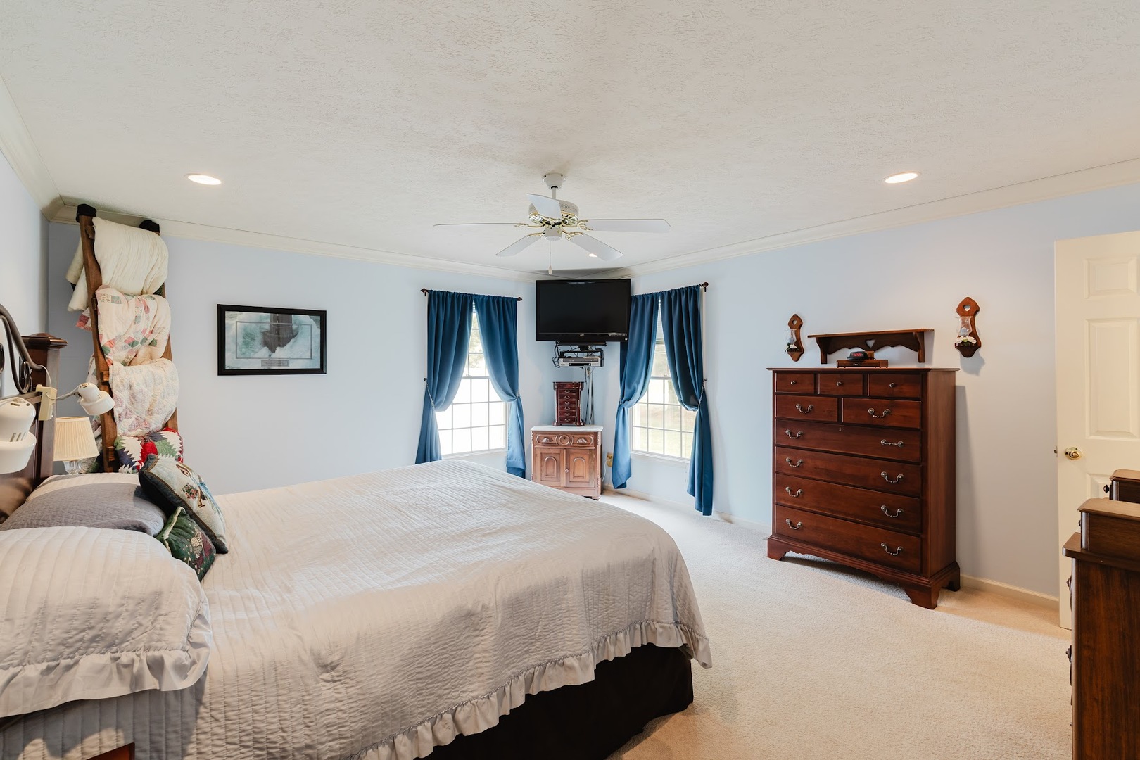 15136 Eastland Road Marion, IL 62959 - Photo 20 of 49 a bedroom with a bed and a dresser