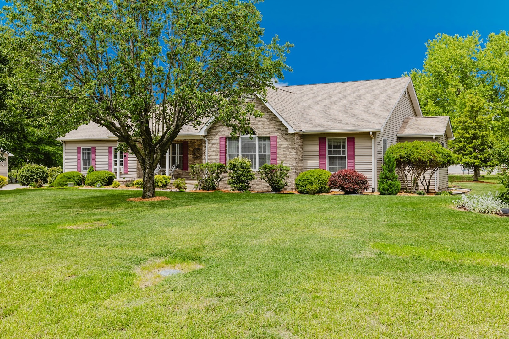 15136 Eastland Road Marion, IL 62959 - Photo 2 of 49 a front view of house with yard and green space