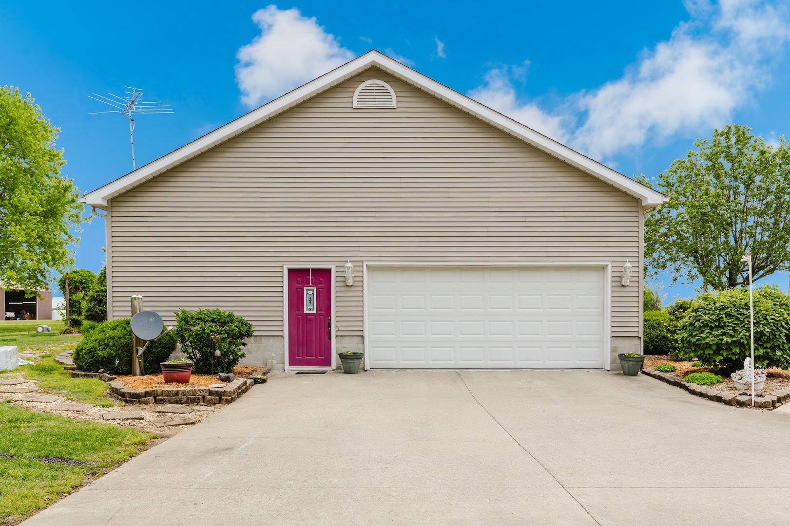 15136 Eastland Road Marion, IL 62959 - Photo 4 of 49 a front view of house with garage and plants