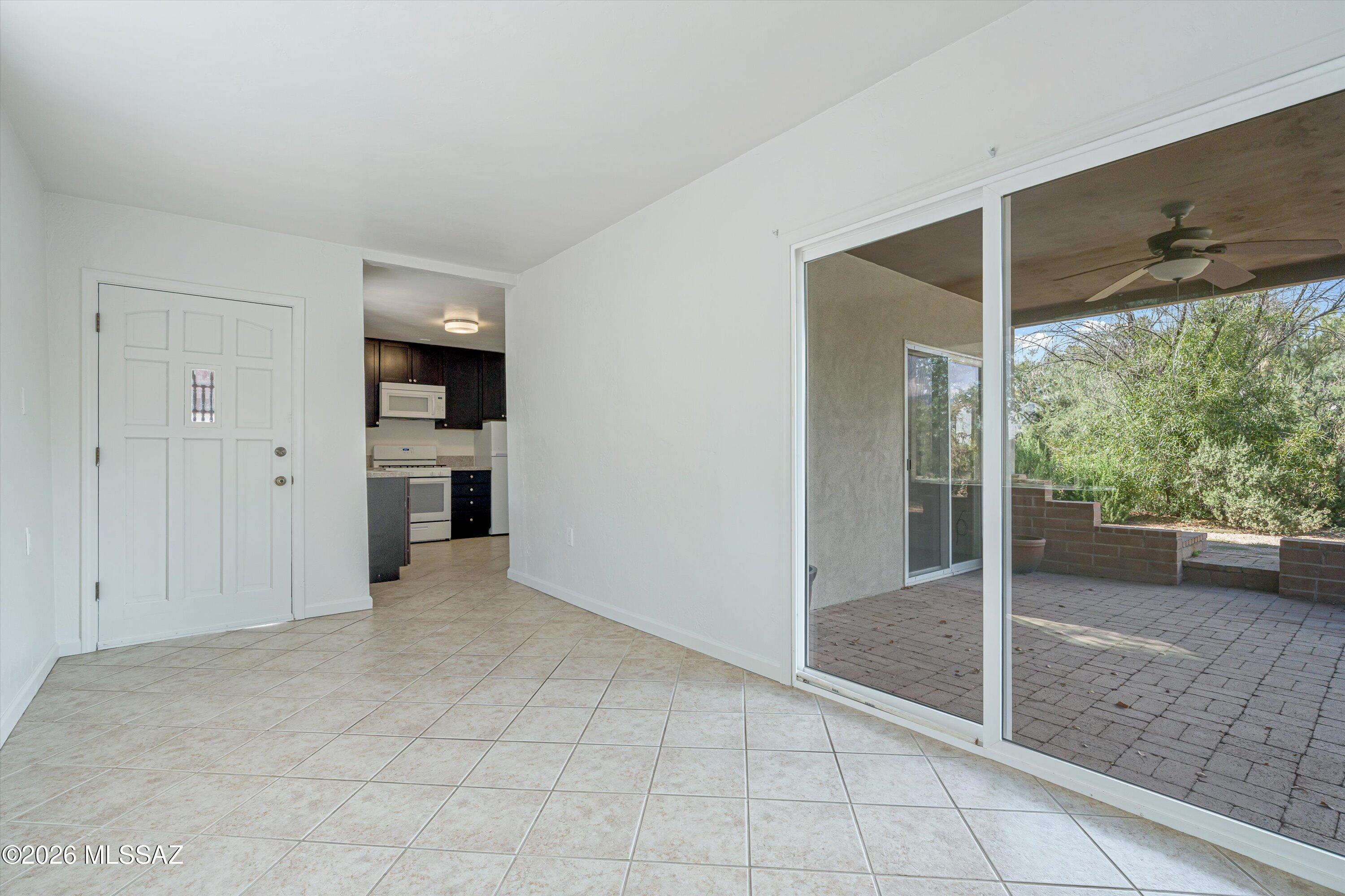 7041 East River Road Tucson, AZ 85750 - Photo 30 of 43 Guest House Living Room