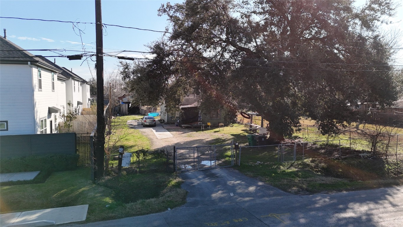 40 Dipping Lane Houston, TX 77076 - Photo 12 of 17 a view of yard with tree