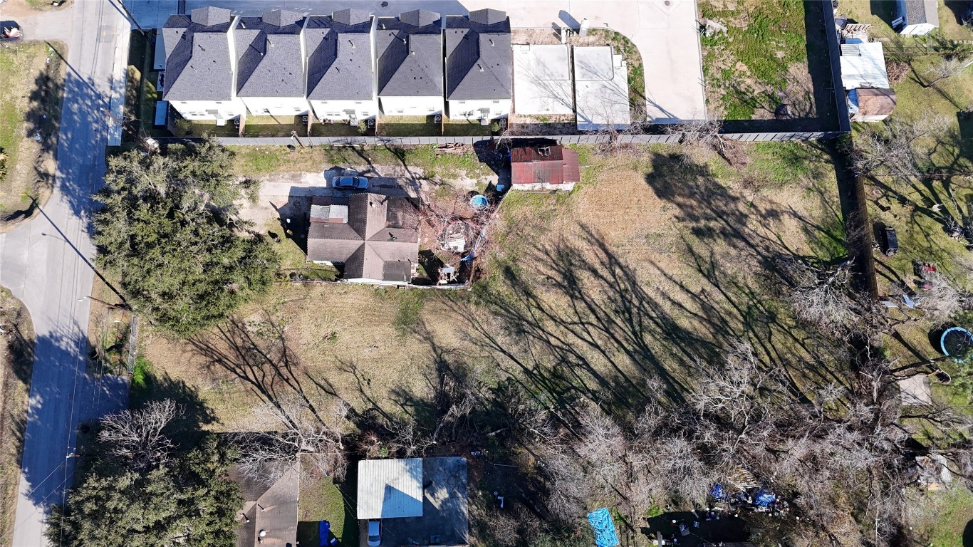 40 Dipping Lane Houston, TX 77076 - Photo 2 of 17 a view of a backyard