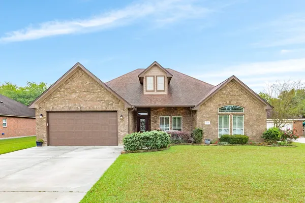 $369,900 | 1008 South Belle Drive, Angleton, TX 77515