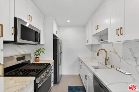 $669,000 | 9313 National Boulevard, Unit 204, Los Angeles, CA 90034
