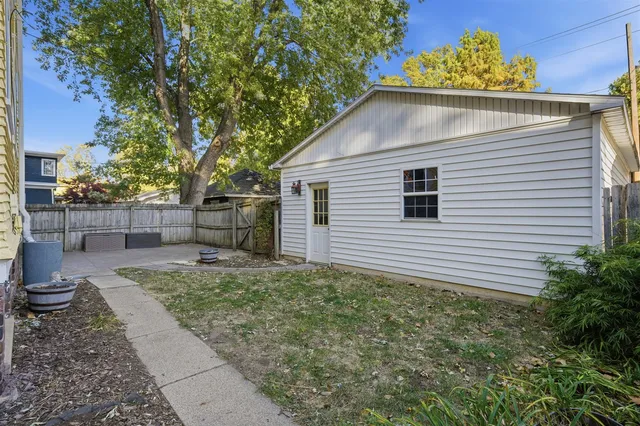 a view of a backyard