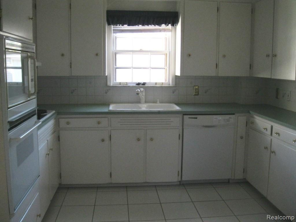 320 Merriweather Road Grosse Pointe, MI 48236 - Photo 5 of 11 Kitchen