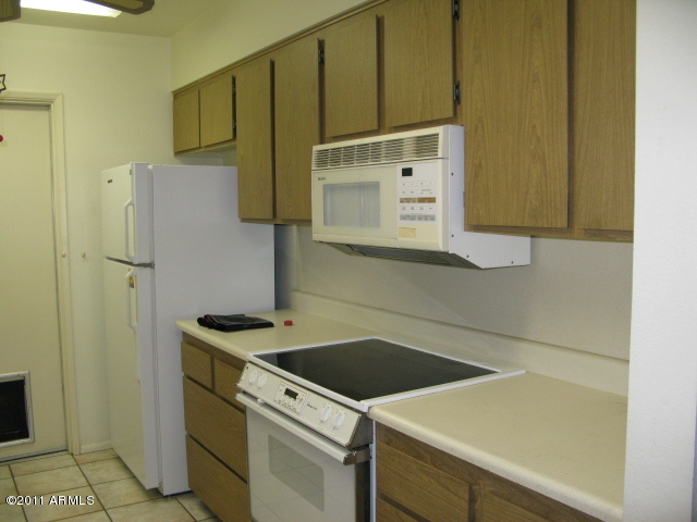 11044 West Oak Ridge Road Sun City, AZ 85351 - Photo 3 of 26 Kitchen appliances and cabinets